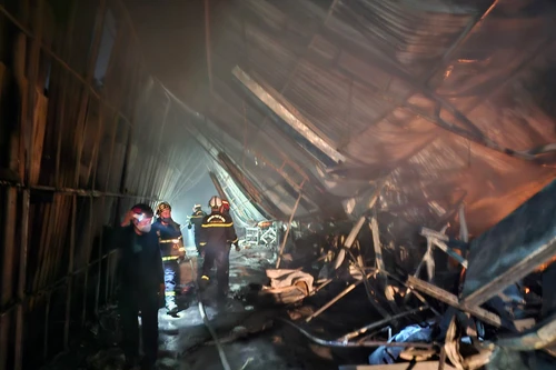 Cận cảnh bên trong vụ cháy Trung tâm chăm sóc xe hơi Car Plus