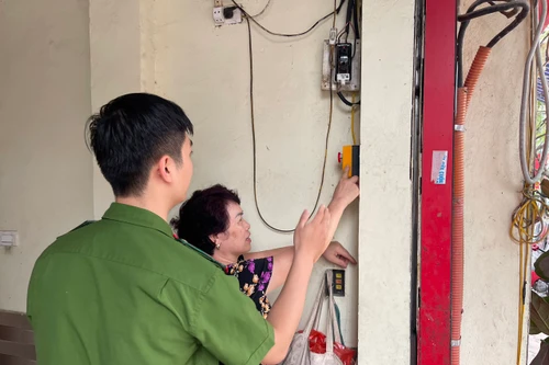 Xuất hiện những tiêu lệnh đỏ ấn tượng tại khu dân cư