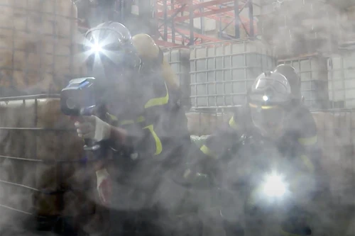 Hình ảnh thực binh chữa cháy tìm kiếm cứu nạn trong môi trường nguy hiểm tại huyện Gia Lâm