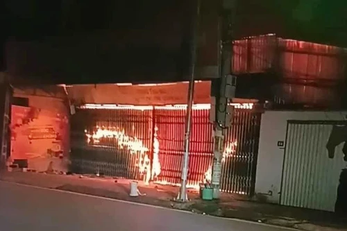 Cháy lớn cửa hàng gia dụng tại huyện Đan Phượng