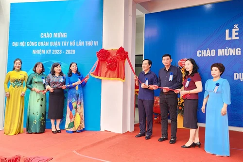 Gắn biển công trình cải tạo trường mầm non Nhật Tân