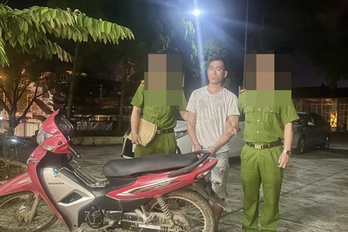 “Vị khách” ngồi sau xe máy giở trò lưu manh