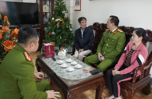 Thăm hỏi, động viên, tặng quà gia đình lực lượng tìm kiếm cứu nạn đang thực hiện nhiệm vụ tại Thổ Nhĩ Kỳ