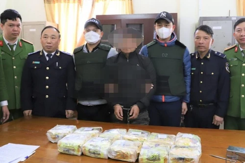 Thuê taxi vận chuyển 11 kg ma túy đá