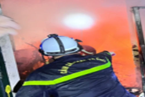 Xử lý nhanh vụ cháy nhà dân ở quận Tây Hồ