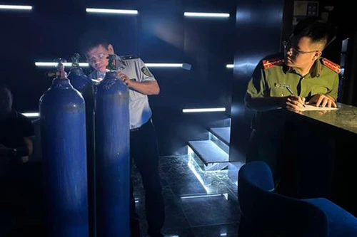 Kiểm tra đêm, bất ngờ phát hiện cơ sở cất giấu nhiều bình khí “cười”