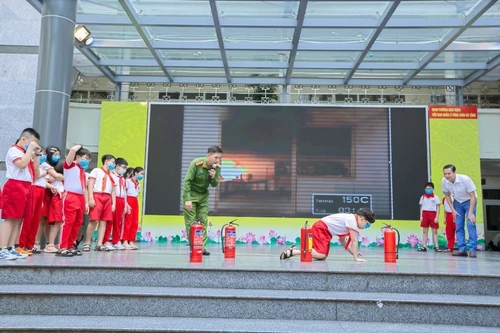 Hướng dẫn kỹ năng thoát hiểm cho hàng nghìn thày và trò trường tiểu học