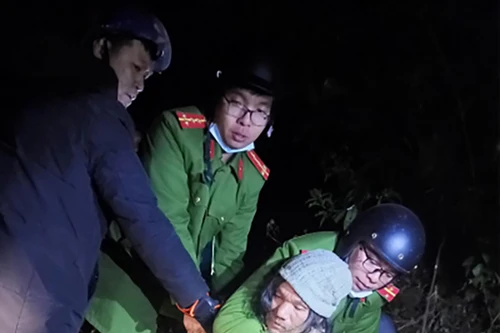 Bắt kẻ giết người lẩn trốn trong rừng