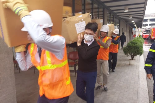  Điều xe thang đến xử lý sự cố cháy giả định tại Bệnh biện Việt - Pháp