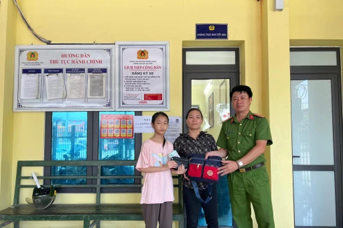 Biểu dương em học sinh lớp 5 nhặt được của rơi, trả người đánh mất