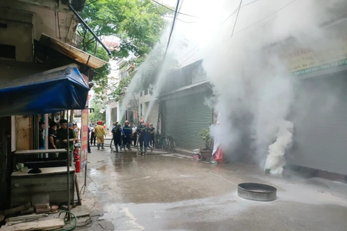 Hình ảnh Cảnh sát phòng cháy "cầm tay chỉ việc" người dân tại điểm chữa cháy công cộng 