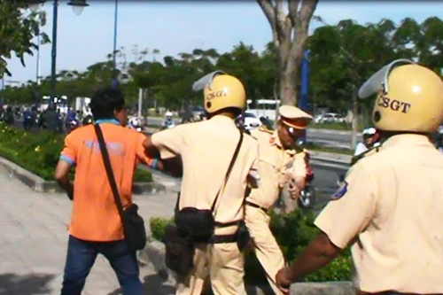 Tạm giữ đối tượng dùng mũ bảo hiểm tấn công cảnh sát