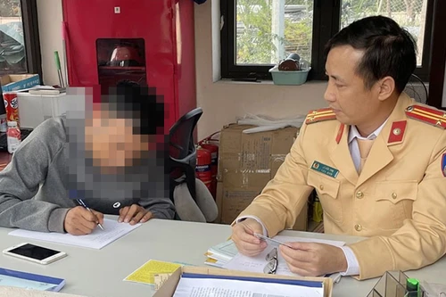 Xử phạt lái xe 'sửa' biển số bằng băng dính