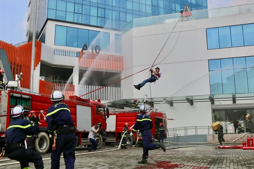 Xử lý sự cố cháy giả định trong tòa nhà đang có trên 700 người làm việc, học tập