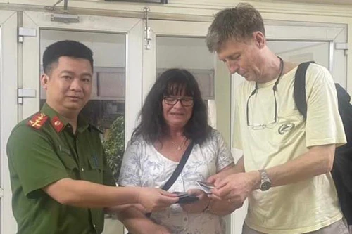 Công an trao trả tài sản bị thất lạc cho du khách nước ngoài