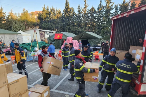 Hình ảnh đoàn cứu nạn, cứu hộ Công an Việt Nam trao hỗ trợ 2 tấn thiết bị y tế cho Thổ Nhĩ Kỳ