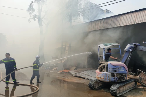 Kịp thời ngăn cháy lan vào cây xăng và nhà dân