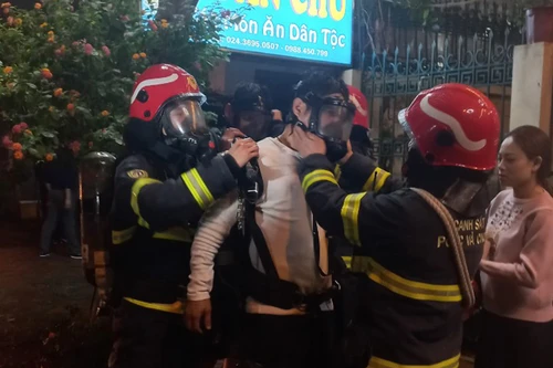 Lính cứu hoả kịp thời cứu và hướng dẫn nạn nhân mắc kẹt trong vụ cháy tại quán massage
