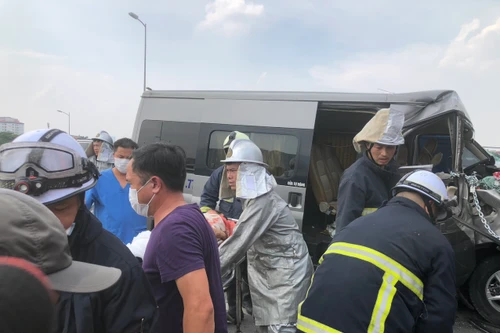 Kịp thời cứu nạn nhân mắc kẹt trong vụ tai nạn ô tô trên đường vành đai 3