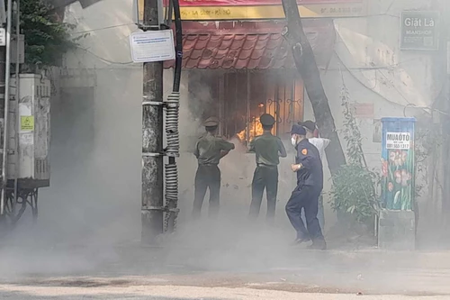 Xử lý nhanh đám cháy giả định do chập điện tại nhà dân ở phường Đội Cấn