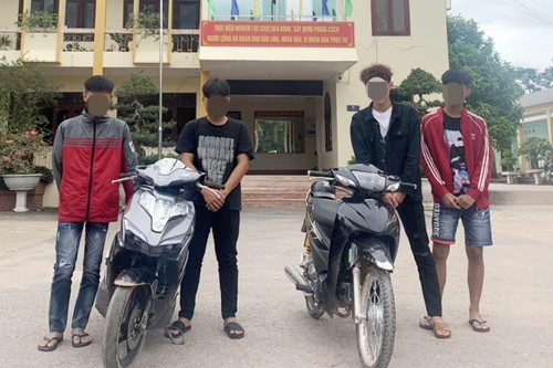 Xử phạt nhóm thanh thiếu niên đi xe máy bằng... 1 bánh