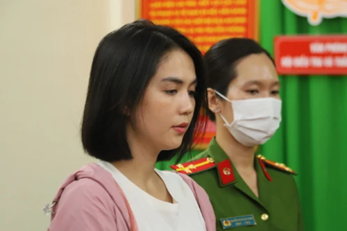Bắt tạm giam 'người mẫu nội y' Ngọc Trinh
