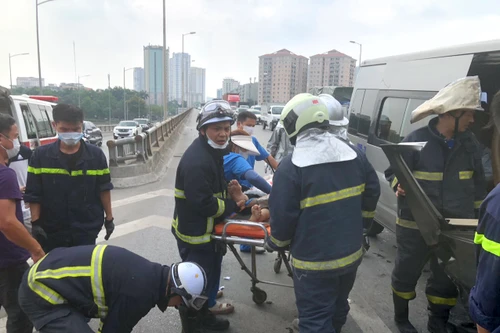 Hình ảnh Cảnh sát cứu nạn nhân mắc kẹt trong ca bin bẹp dúm giữa trưa nắng nóng