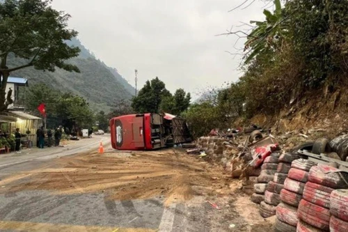 Tai nạn liên hoàn làm 3 người tử vong ở Hòa Bình