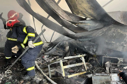 Kịp thời khống chế đám cháy trong phố cổ