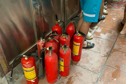 Công an quận Hoàng Mai tìm chủ số mỹ phẩm và sản phẩm thời trang