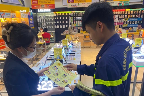 Hình ảnh ấn tượng về lính cứu hỏa gõ cửa trong đêm