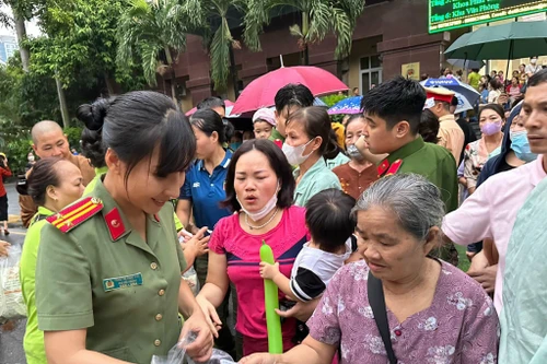 Trao quà cho 350 bệnh nhân nhi tại Bệnh viện E nhân dịp Tết Trung thu