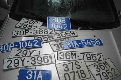 Đột kích 'xưởng' sản xuất biển số xe giả