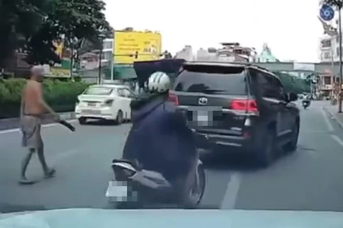 Đã triệu tập người đàn ông phi dao vào ô tô đang di chuyển trên đường Nguyễn Văn Cừ