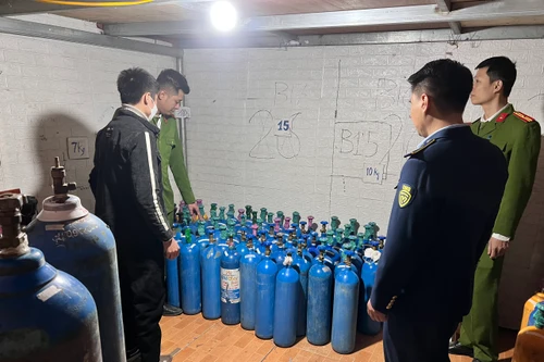 Đột kích kho cất giấu số lượng lớn bình khí cười
