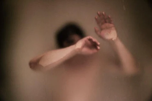 Dùng hình ảnh nhạy cảm để tống tiền bạn gái