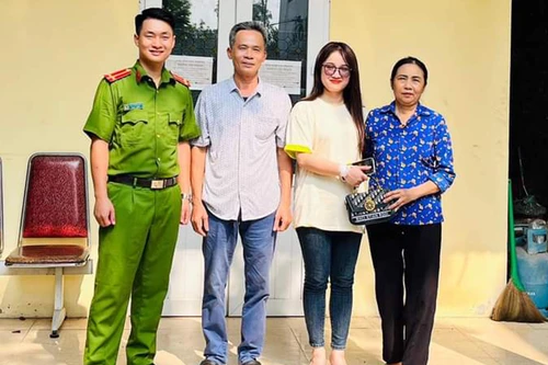 Người phụ nữ đi làm đồng nhặt được túi tiền nhanh chóng mang đến Công an xã