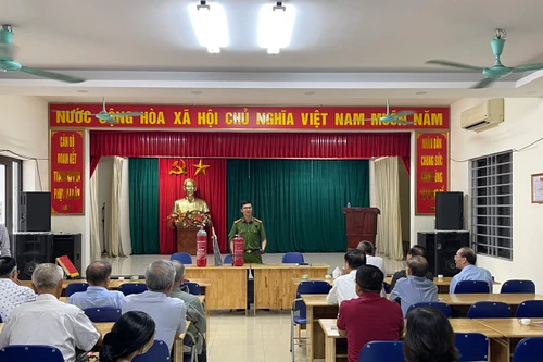 Trao miễn phí bình chữa cháy tặng người dân