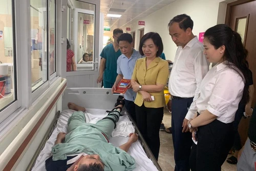 Thăm hỏi, tặng quà nạn nhân bị thương trong vụ tai nạn giao thông trên đường Xuân La