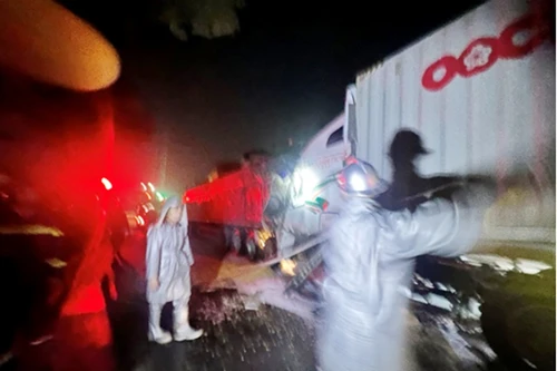 Xử lý nhanh hậu quả 2 xe đầu kéo va chạm trên quốc lộ 5