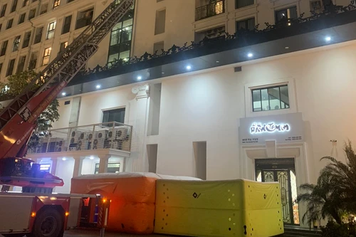 Pha xử lý nhanh trí của Cảnh sát CNCH khống chế nam thanh niên định nhảy từ tầng 8 xuống đất