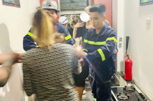 Cứu nạn an toàn 5 người bị mắc kẹt trong thang máy