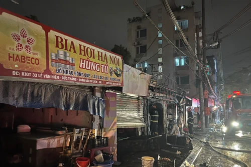 Xử lý nhanh vụ cháy cửa hàng kinh doanh giặt là