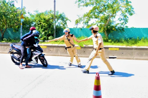 Khởi tố bị can đối tượng điều khiển xe máy đâm bị thương Cảnh sát giao thông đang làm nhiệm vụ