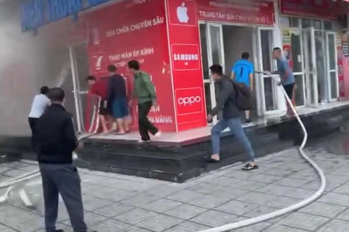 Dập tắt đám cháy tại cửa hàng điện thoại lúc rạng sáng