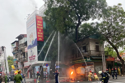 Xử lý nhanh tình huống cháy giả định tại chợ Châu Long