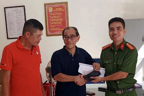 Nhanh chóng tìm và trao trả tài sản cho người nước ngoài bị thất lạc