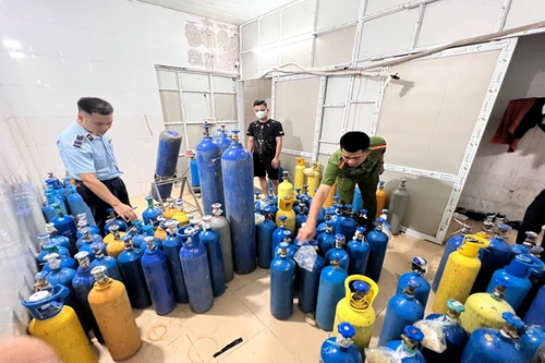 'Đội lốt' cơ sở kinh doanh hoa quả cất giấu bình 'khí cười' siêu lạ