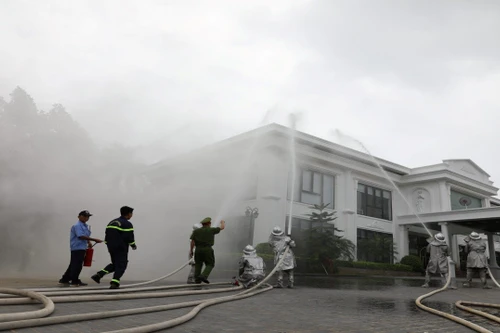 Thực tập chữa cháy giả định tại Làng văn hóa nghỉ dưỡng sinh thái người cao tuổi Xuân Sơn