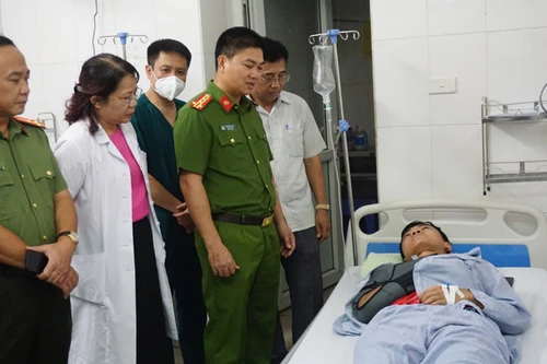 Ban Giám đốc Công an Hà Nội động viên chiến sỹ bị thương trong khi tham gia chữa cháy